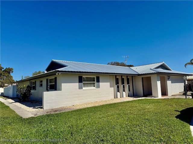 view of front of property featuring a garage and a front yard