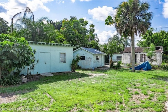 view of yard featuring a storage shed