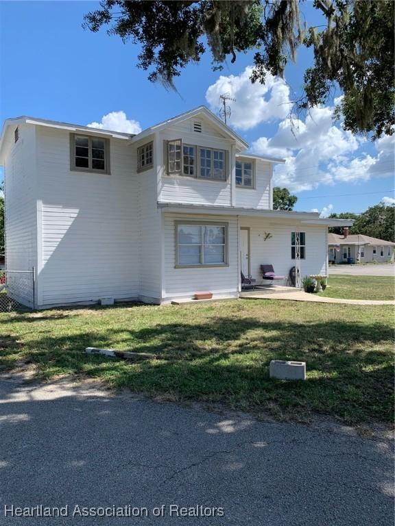 402 S Franklin St, Sebring, FL 33870 - traditional home with a front yard