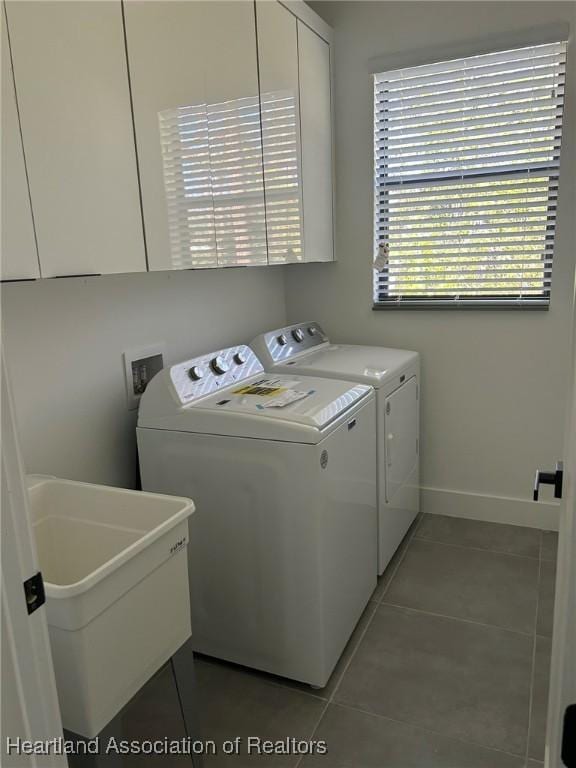 laundry room with sink, light tile patterned flooring, cabinets, and independent washer and dryer