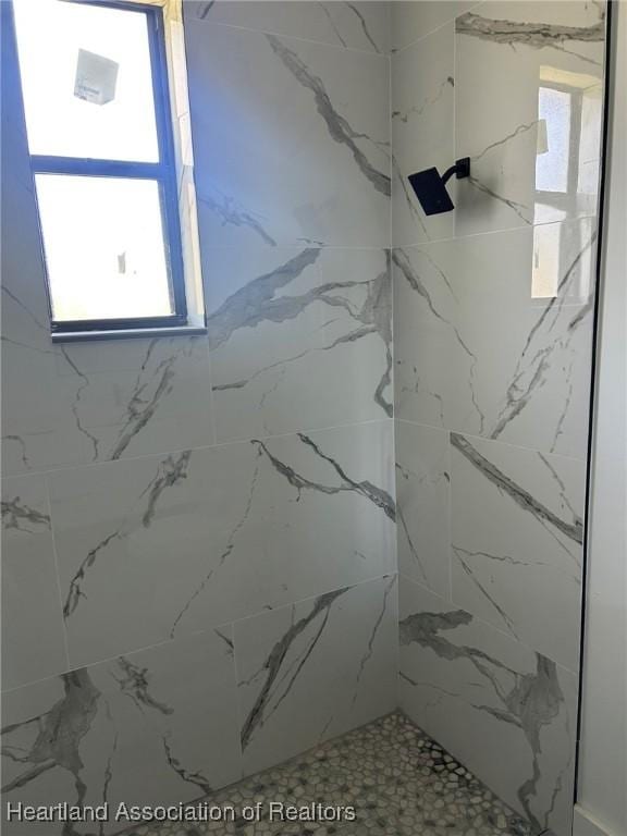 bathroom featuring tiled shower