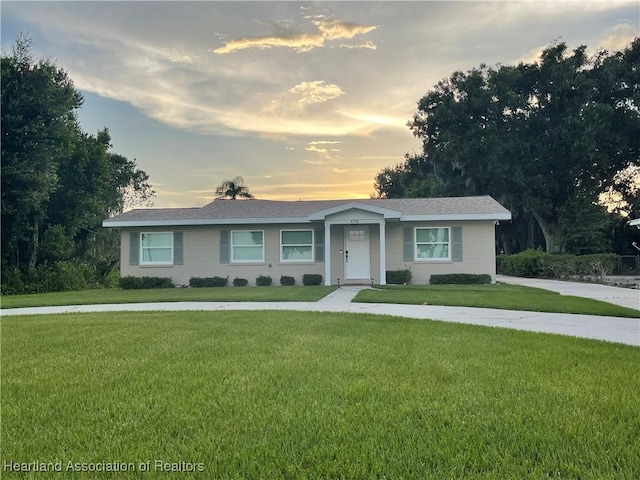 4350 Lakeview Dr, Sebring, FL 33870 - ranch-style home featuring a lawn