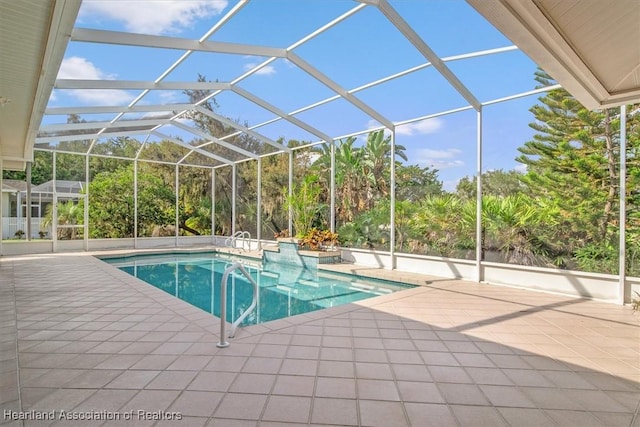 5044 Strafford Oaks Dr, Sebring, FL 33875 - swimming pool with a patio and a lanai