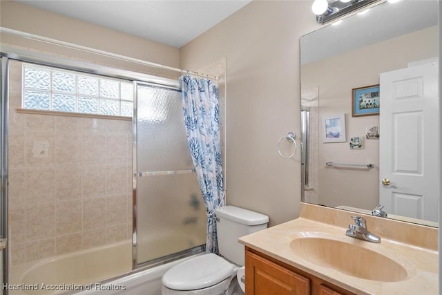 800 Spring Blvd, Sebring, FL 33876 - full bath featuring bath / shower combo with glass door, vanity, and toilet
