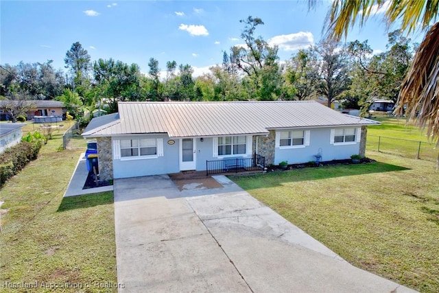 ranch-style house featuring a front yard