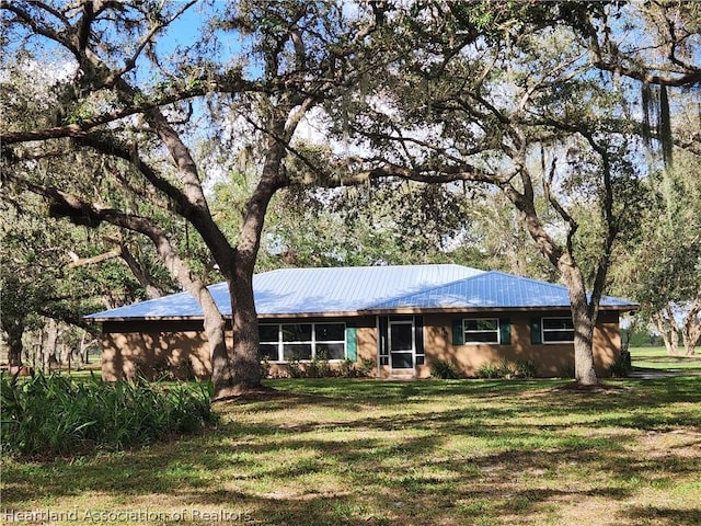 ranch-style house featuring a front lawn