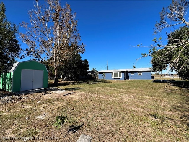 view of yard with a storage shed