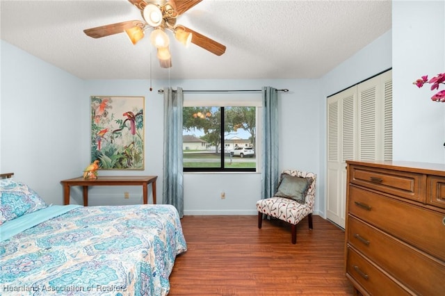 158 Parkview Cir, Lake Placid, FL 33852 - bedroom featuring wood finished floors, a textured ceiling, baseboards, ceiling fan, and a closet