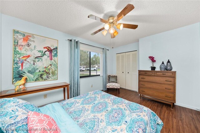 158 Parkview Cir, Lake Placid, FL 33852 - bedroom featuring wood finished floors, baseboards, a textured ceiling, a ceiling fan, and a closet