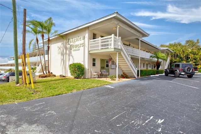 view of front facade featuring a front yard