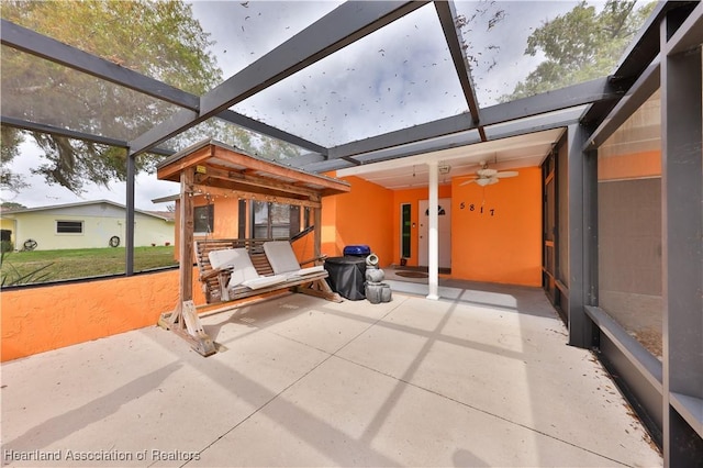 sunroom / solarium featuring a ceiling fan