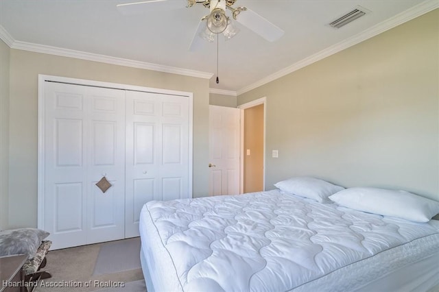 bedroom with ornamental molding, carpet, ceiling fan, and a closet