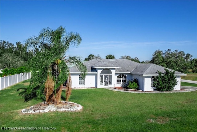 ranch-style home featuring a front lawn