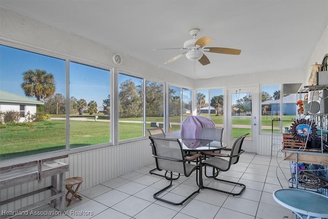 sunroom with ceiling fan