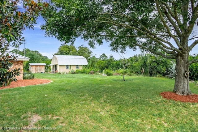 view of yard featuring an outdoor structure