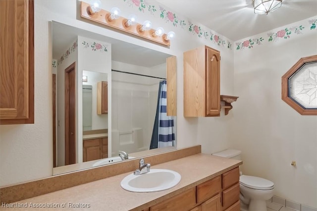 bathroom with a shower with curtain, vanity, and toilet