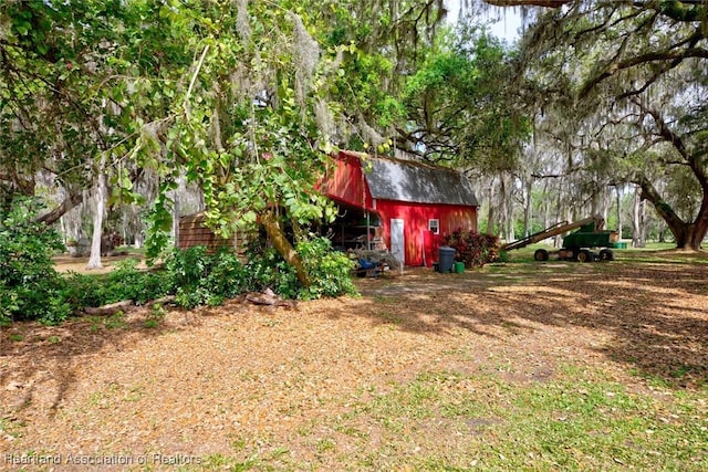 view of yard featuring an outdoor structure