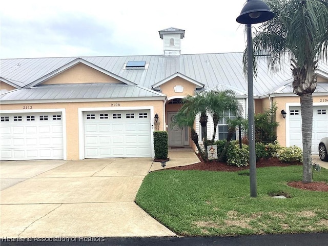 view of front of property featuring a front lawn and a garage