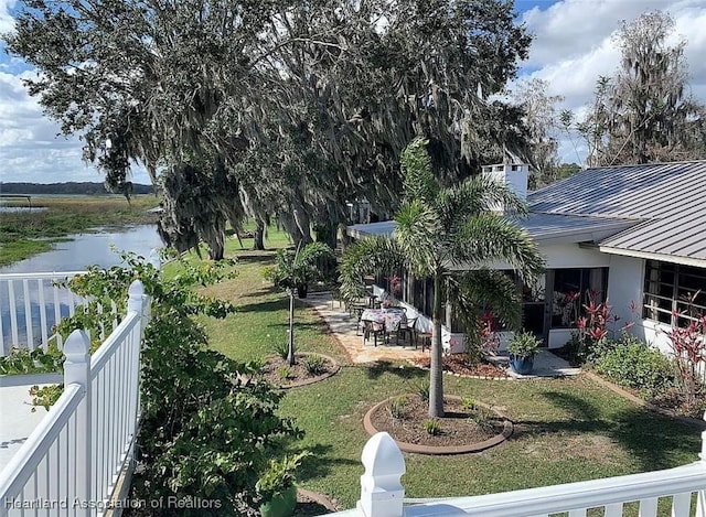 view of yard featuring a water view