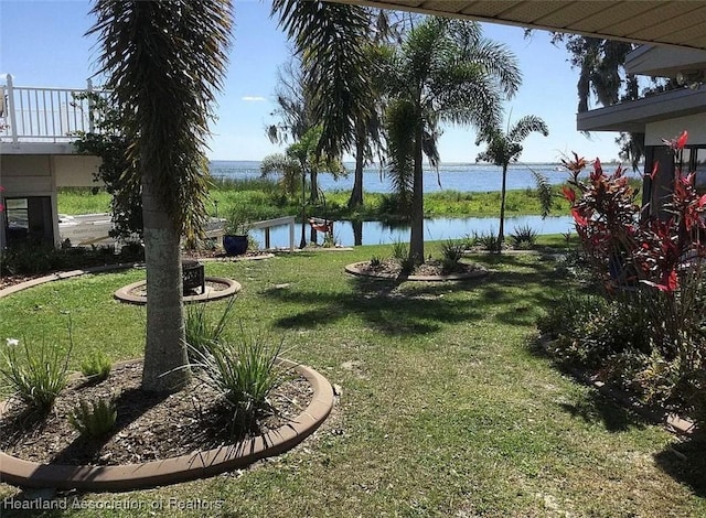 view of yard featuring a water view