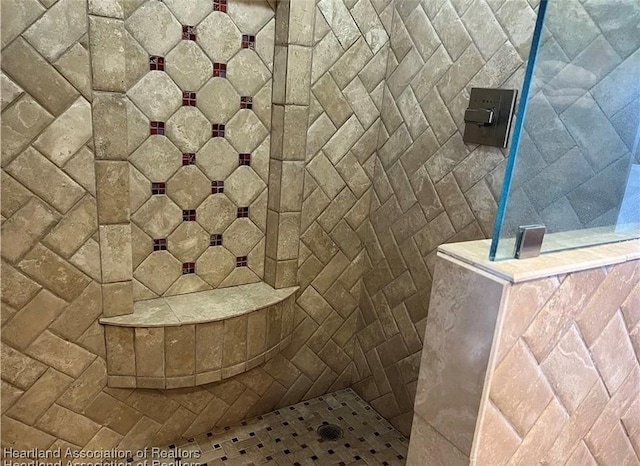 bathroom featuring tiled shower