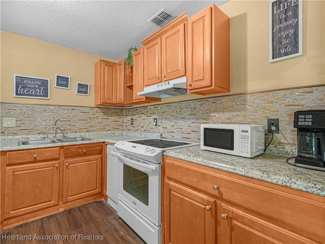 1621 Warfield Pl, Sebring, FL 33870 - kitchen with white appliances, under cabinet range hood, a textured ceiling, dark wood-style flooring, and tasteful backsplash