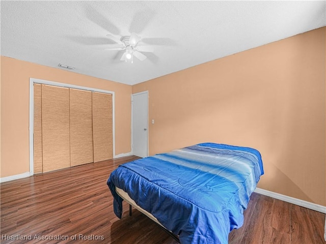 1621 Warfield Pl, Sebring, FL 33870 - bedroom featuring wood finished floors, ceiling fan, a textured ceiling, and a closet