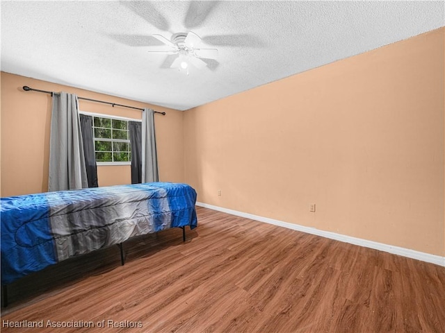 1621 Warfield Pl, Sebring, FL 33870 - bedroom with wood finished floors, a textured ceiling, and a ceiling fan