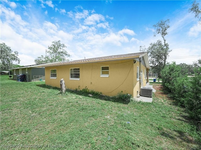 1621 Warfield Pl, Sebring, FL 33870 - view of side of home featuring stucco siding and a yard