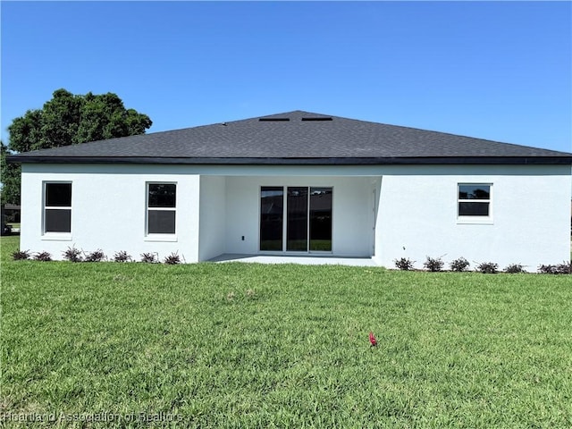 3900 Monza Dr, Sebring, FL 33872 - back of house featuring stucco siding and a yard