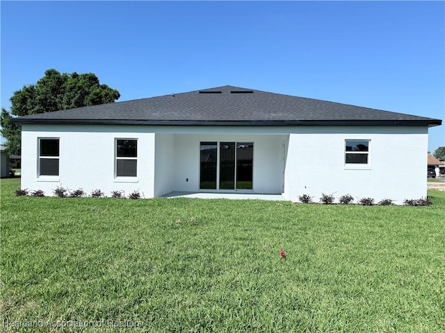 3900 Monza Dr, Sebring, FL 33872 - rear view of property featuring roof with shingles, stucco siding, and a yard