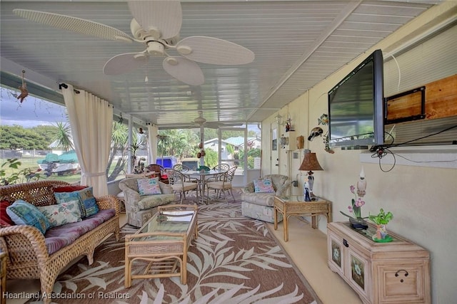 sunroom with ceiling fan