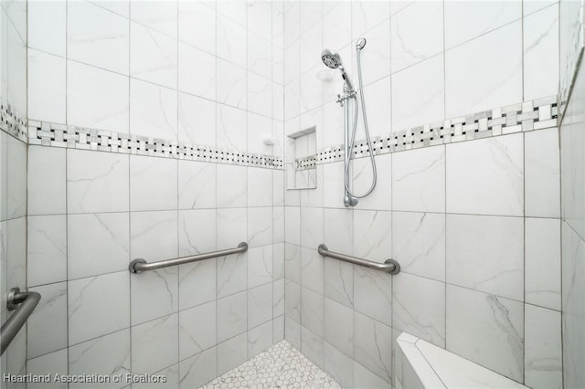 bathroom featuring a tile shower