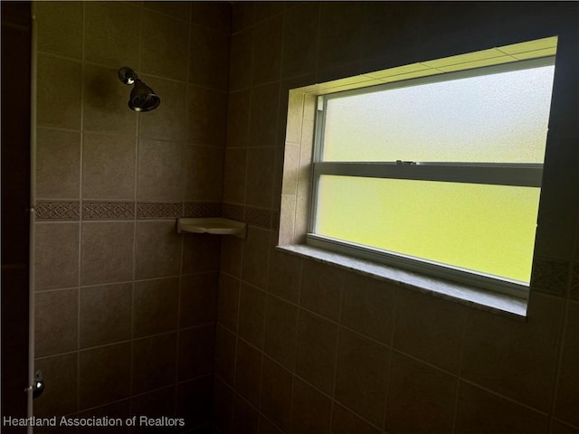 bathroom featuring a tile shower