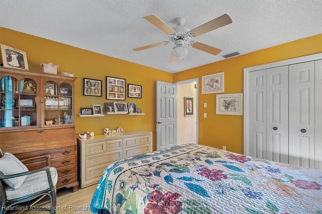 bedroom featuring ceiling fan, a closet, and a textured ceiling