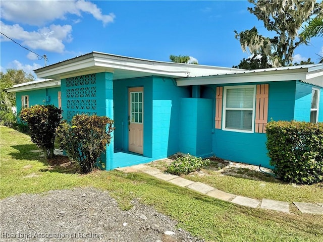 view of front of property with a front yard