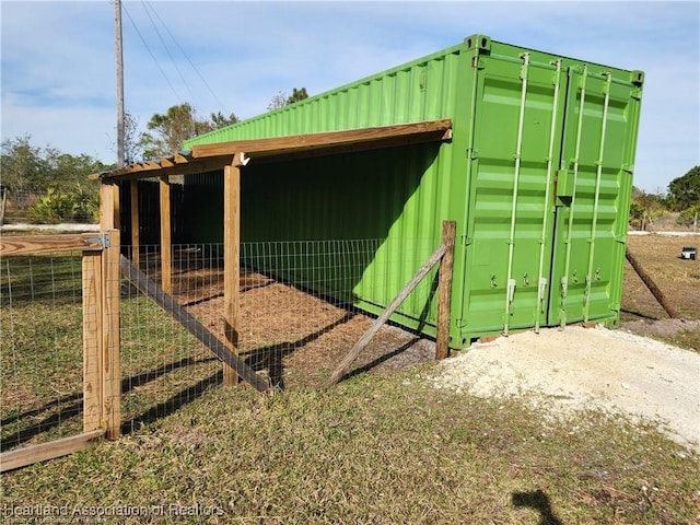 view of outdoor structure featuring an outbuilding