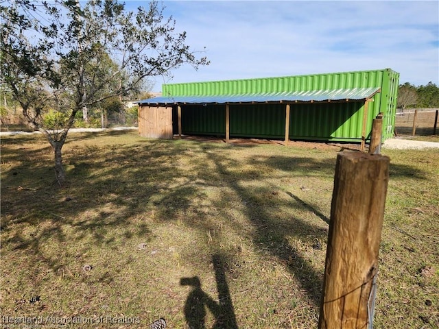 view of yard with an outbuilding