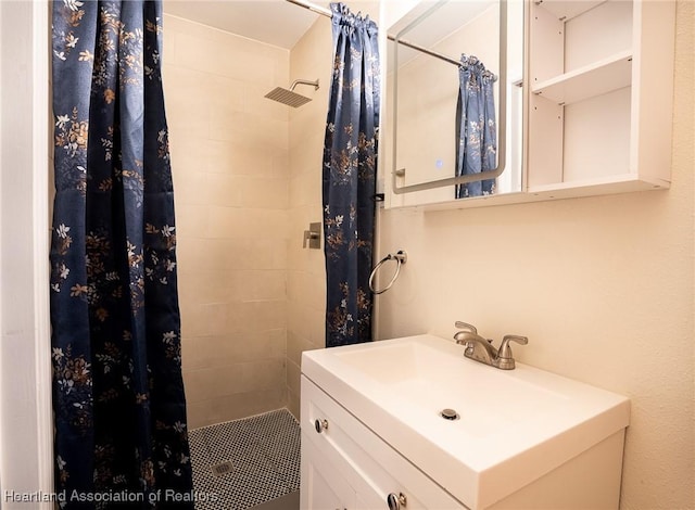 bathroom featuring a shower with curtain and vanity