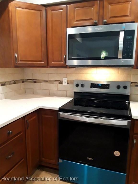 kitchen featuring tasteful backsplash and stainless steel appliances