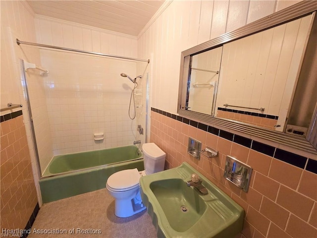 full bathroom with sink, crown molding, tiled shower / bath combo, and toilet