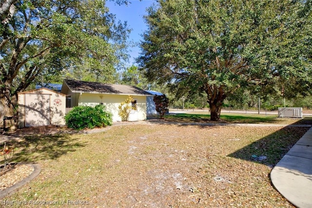 view of yard featuring a storage unit