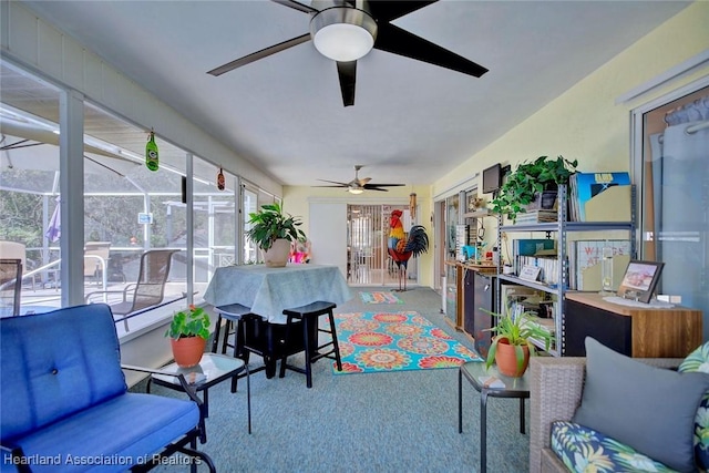 sunroom with ceiling fan