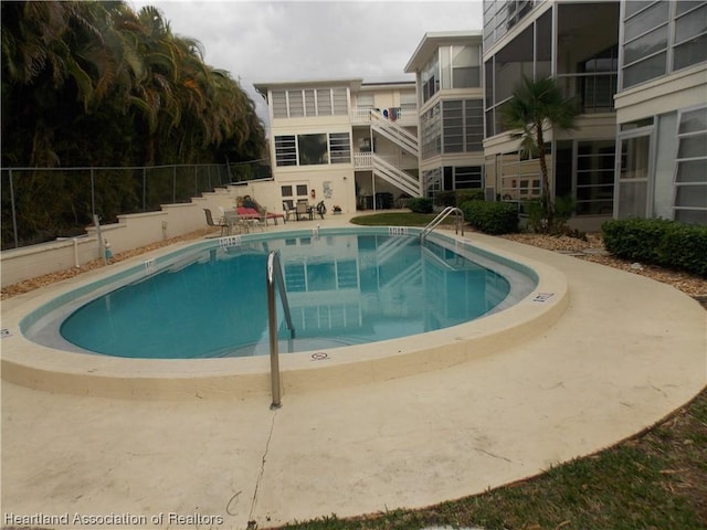 view of swimming pool