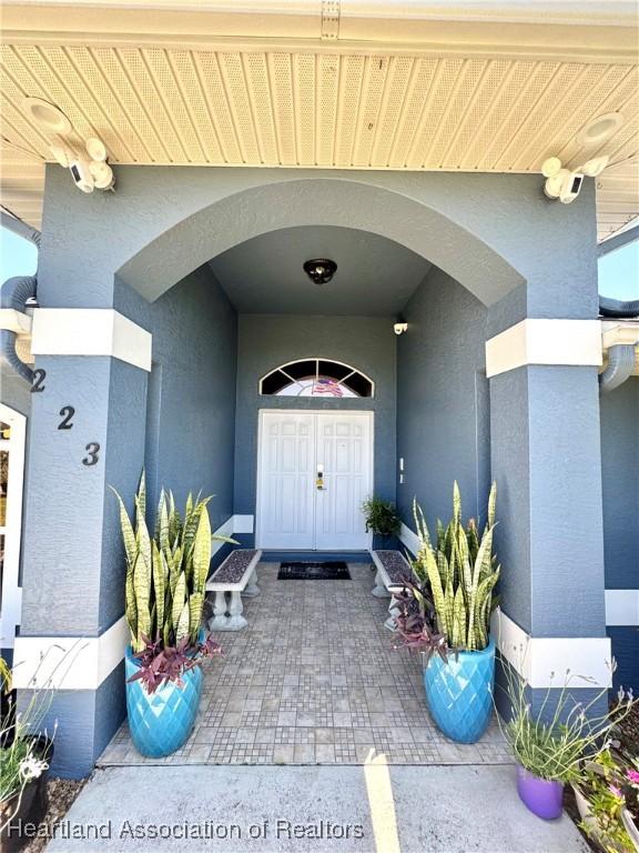 property entrance featuring stucco siding