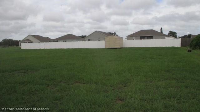 view of yard featuring a shed