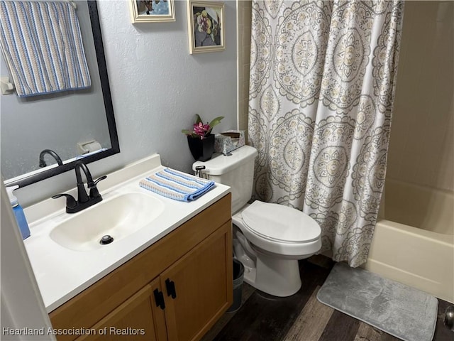 103 Fox Rd, Lake Placid, FL 33852 - bathroom featuring toilet, vanity, wood finished floors, shower / bath combo, and a textured wall