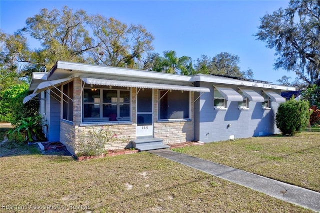 view of front of property featuring a front yard