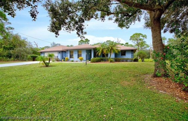 single story home featuring a front yard