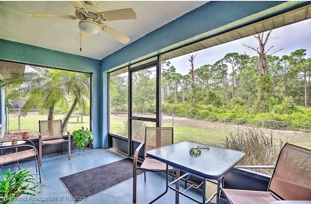 sunroom with ceiling fan